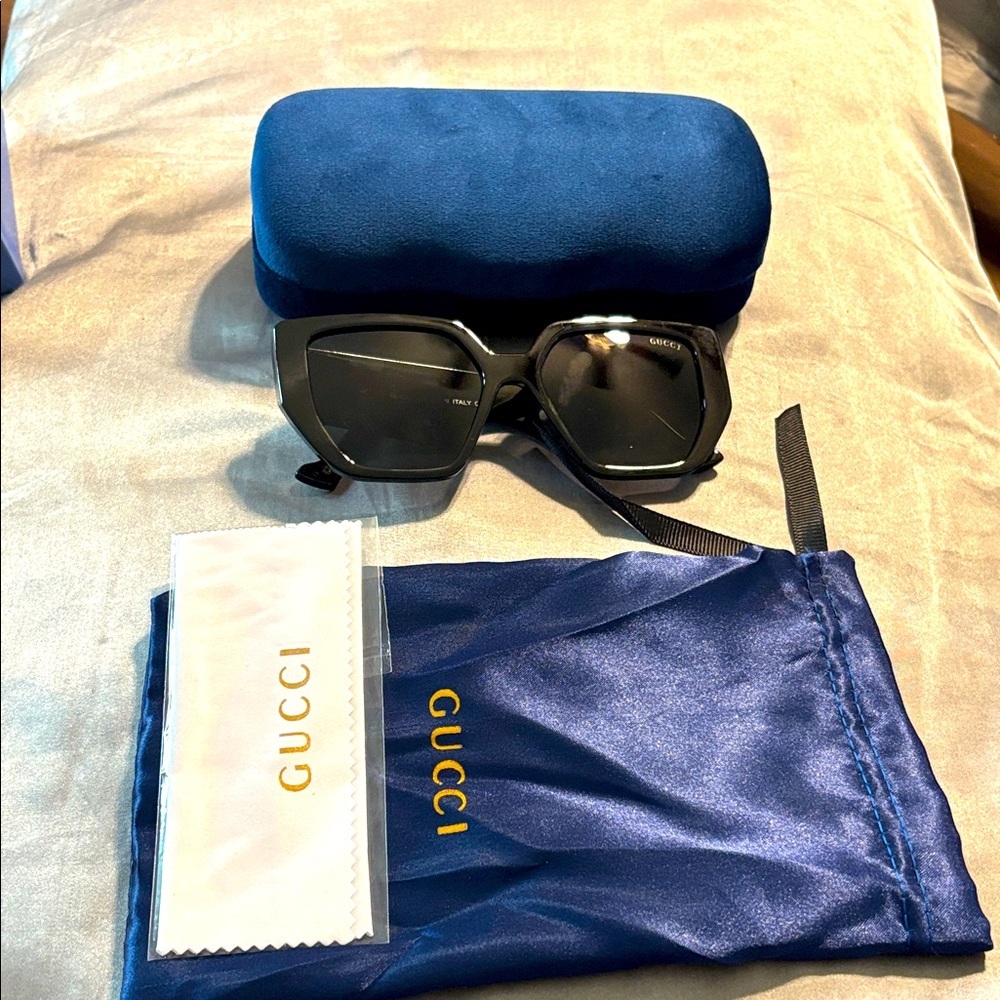 Fashion Black & Gold Sunglasses with Blue Case New